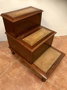Scaletta da biblioteca con 3 scalini e 2 vani, in mogano e pelle, Vittoriana’800 - Foto 1 di 12