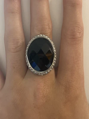 Maravilloso Anillo Ovalado de Acero Inoxidable Ónix Negro con Cristales Blancos Talla 6.5 Foto 1 de 3
