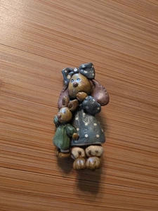 Primitive Bunny Holding Her Bunny Plüsch Brosche/Anstecknadel - Bild 1 von 3