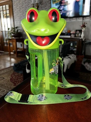 Rainforest Café Verde Árbol Rana Taza de Recuerdo con Cordón Árbol Rana Restaurante Foto 1 de 4