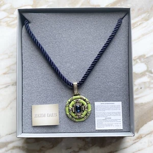 NUEVO EN CAJA Collar Heidi Daus Newport Chic II Esmalte y Cristal Medallón Verde y Cordón - Imagen 1 de 3