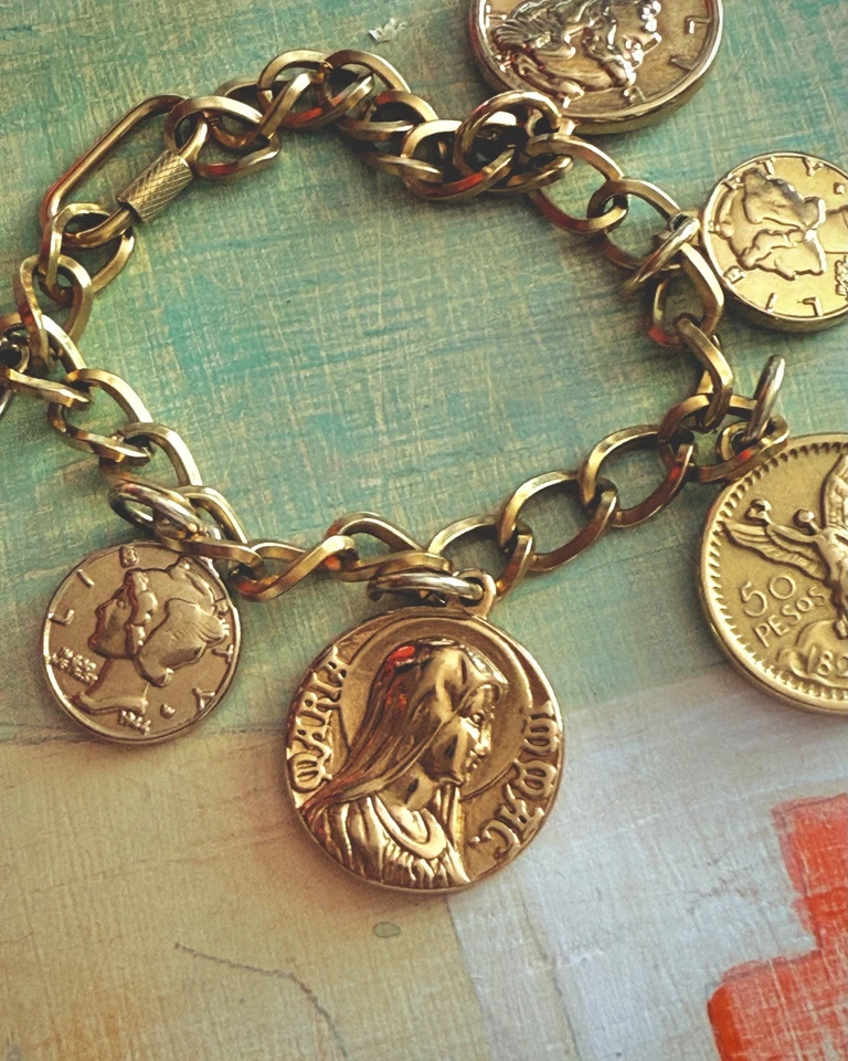 Brazalete de monedas vintage de acero inoxidable enchapado en 18k con oración de señores. Foto 1 de 4