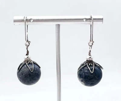 Висячие серьги-капли из стерлингового серебра с коренастым синим брызговиком - Изображение 1 из 4