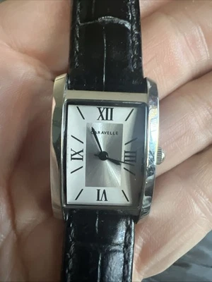 Reloj rectangular Caravelle by Bulova tono plata 43L202 correa de cuero Foto 1 de 3