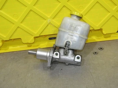 2002-2005 Jeep Liberty 3.7L OEM brake master cylinder 02 03 04 05 - Image 1 of 4