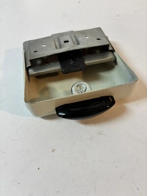 Nuevo de Lote Antiguo Original 1953 1954 Chevrolet Accesorio Bajo Salpicadero Receptor GM Bomb Foto 1 de 4