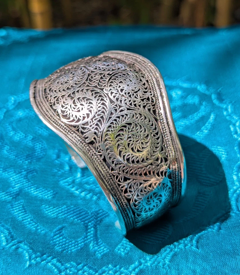 Meraviglioso Bracciale Largo In ARGENTO Dal Nepal, Lavorazione Fatta A Mano - Immagine 1 di 3