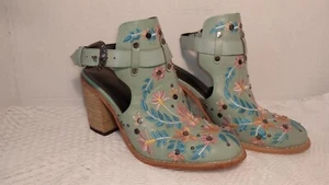 Bestickter Bootie blau mit blauen und rosa Blumen Größe 7 nagelneu! - Bild 1 von 6