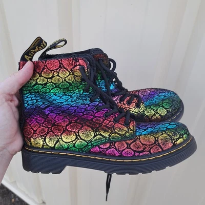 Bota Dr. Martens 1460 Pascal Juvenil S Talla 3 Mujer 5 Arco Iris Cocodrilo Metálica Foto 1 de 4