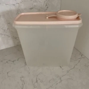 De colección Tupperware 471-11 Store & Pour Cereal Keeper Contenedor Rosa Tapa Abatible - Imagen 1 de 11