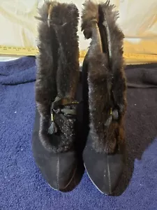 Botas de tacón de gamuza negras con cordones Pom Pom puños de piel sintética  - Imagen 1 de 7