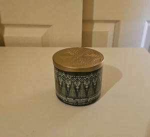 Bath & Body Works FROHE WEIHNACHTEN PULLOVER WETTER 3-Docht-Kerze 14,5 Oz. NEU - Bild 1 von 3