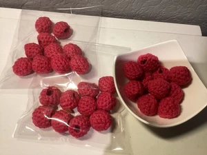 Gehäkelte Himbeeren – Kinderküche, Kaufladen Zubehör, Montessori Handarbeit - Bild 1 von 3