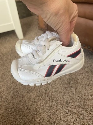 Reebok niño talla. 4 “Peek n Fit” talla. 4 zapatillas. Adorable  Foto 1 de 4