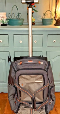 Mochila de equipaje de mano grande convertible Eddie Bauer Silverton Foto 1 de 4