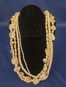 Vintage Avon Torsade Halskette goldfarben, cremefarben Lucite/Kunstperlen, Muschel & Perlenkette - Bild 1 von 4