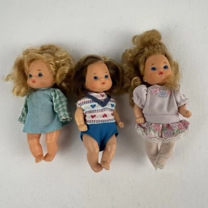 Lote de 2l3 Corazón Familia Niño Moda Muñeca Años 70 Ojos Azules Ropa 1976 - Imagen 1 de 13