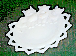 Westmoreland Milchglas durchbohrter Rand mit 3 Katzen oben Dekoteller - Bild 1 von 4