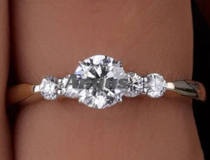 Anillo de 5 piedras de moissanita de 0,80 quilates | Corte redondo | Compromiso de oro blanco de 14 quilates - Imagen 1 de 4