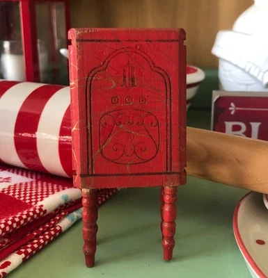 Gabinete de radio para casa de muñecas Strombecker de colección con patas giradas años 30 rojo con oro escala de 1" Foto 1 de 4