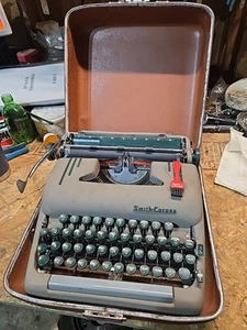 Máquina de escribir portátil Smith-Corona silenciosa súper verde 1957 de colección con estuche y cepillo original - Imagen 1 de 24