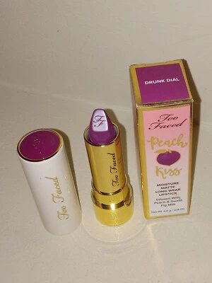 Nuevo en caja Lápiz labial Too Faced Peach Kiss HUMEDAD MATE USO LARGO 0,14 OZ esfera borracha  Foto 1 de 2