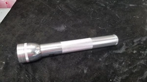 Linterna de aluminio plateada Mag-Lite 12"" probada y funcionando hecha en EE. UU. - Imagen 1 de 5