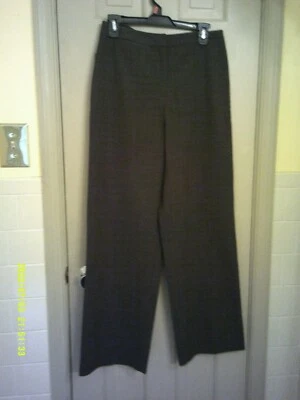 Pantalones de mujer marca Eddie Bauer, talla 8. Cremallera/gancho en el centro delantero. Sin bolsillos. Foto 1 de 2