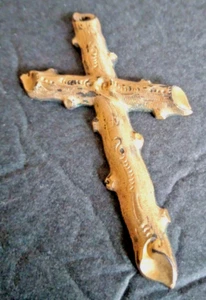 Colgante Cruz Victoriano Resistente en Tono Dorado con Iniciales "CHB" Firmado en la Parte Trasera. - Imagen 1 de 2