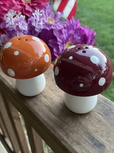 Adorable mushroom salt & Pepper shakers ceramic fall spotted 3-D 3x2.5 Boho NEW - Picture 1 of 12
