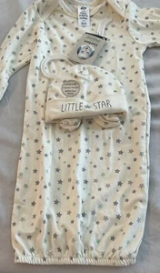 GERBER: uni-sex  0-6 months, Featuring A Onesie, A Hat And Socks BNWT Free Shp - Picture 1 of 4