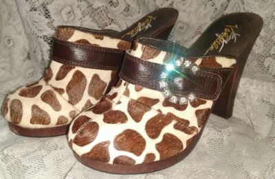 Zuecos de colección muy volátiles de piel de animal marrón/blanco con hebilla de estrás tacones de mula Foto 1 de 4