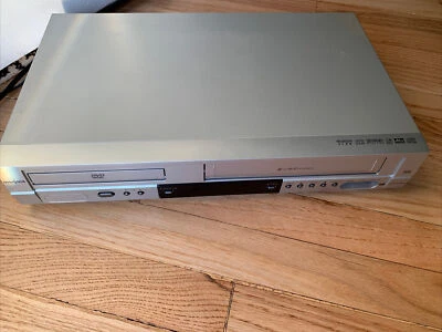 Combo reproductor DVD VHS Insignia IS-DVD040924 sin control remoto Foto 1 de 4