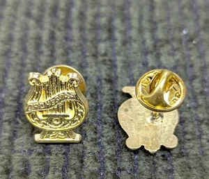 Orchester SCHULBRIEF JACKE CHENILLE SPORT AUSZEICHNUNG ANSTECKNADEL - Bild 1 von 1