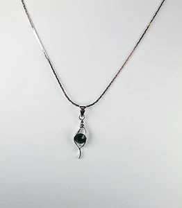 Colgante Estilo Diseñador Enchapado en Oro Blanco 18k con Cadena Verde Esmeralda Circonial - Imagen 1 de 4