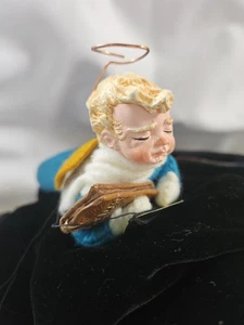 Simpich Figur Puppe Engel Ornament NATHAN Figur grüner Mantel Psalmen Buch - Bild 1 von 11