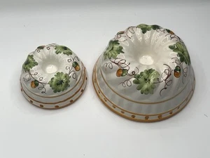 2 Vintage Italienische Keramik Jello Kuchen Form Weiß Gelb Orange Blumen Wand Konvolut - Bild 1 von 7