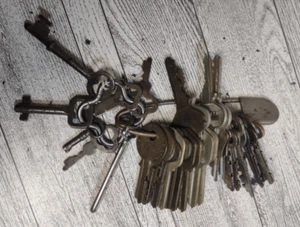 Vintage Wad of vintage & antique keys of all shapes and sizes on Laundry Pin - Picture 1 of 6