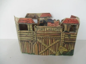 FORT LARAMIE ASSEDIATO DAGLI INDIANI CARTONE RITAGLIATO ANNI '60 - Picture 1 of 2