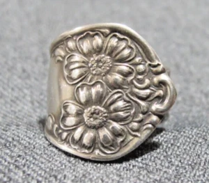 Anillo de metal plateado vintage artesanal cubiertos joyería flores y hojas - Imagen 1 de 9