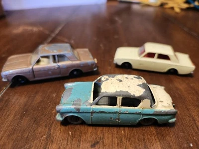 Lote de 3 coches de juguete diecast años 60 - Hillman Minx No. 43, Ford Corsair y Catina Foto 1 de 4