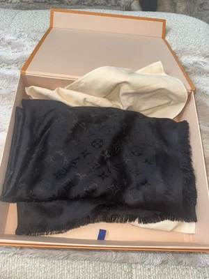 Chal Louis Vuitton con monograma Foto 1 de 4