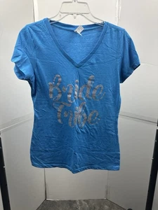 Camiseta District Bride Tribe para mujer pequeña azul brillante cuello en V camisa despedida de soltera - Imagen 1 de 2