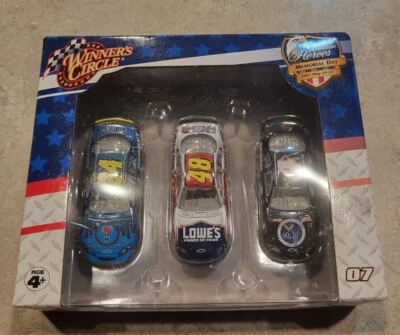 NASCAR Winners Circle 2007 American Heroes Memorial Day Set 1:87 Johnson Gordon - Image 1 of 4