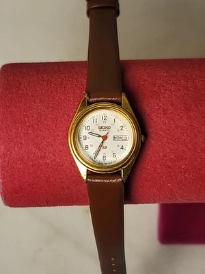 VINTAGE SEIKO WATCH LADIES 7N83-6A09 -  Railroad Quartz Works New Band - Image 1 of 4