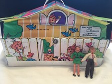 Vintage 1966 Mattel Dollhouse Classics Bungalow vinyl DollHouse w/ 2 dolls (M40)