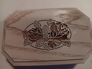 Vintage 1988 Lasercraft Spieluhr Holz Lasergravur Rosen - Bild 1 von 5