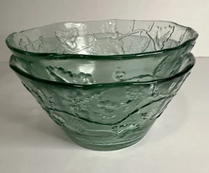 Set di due ciotole spagnole in vetro riciclato verde motivo foglia rialzata 3”x 6” - Foto 1 di 10