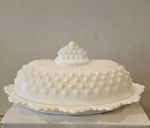 Piatto burro vintage Fenton Hobnail vetro latte coperto con adesivo prezzo originale - Foto 1 di 4