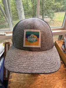 Gorra Devil’s Backbone Brewery Hoopla Trucker - Imagen 1 de 9